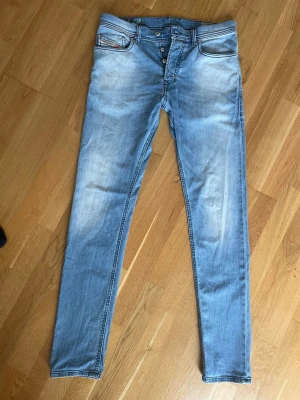 Diesel Tepphar jeans W29/L32 - Säljer Diesel Tepphar jeans med slim carrot fit. Skick 8/10. Använda men väl omhändertagna. Säljer dem eftersom de inte används längre