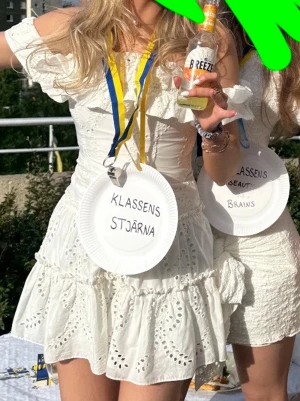 Vit offshoulder kort klänning - Säljer min fina studentklänning! Från Zara
