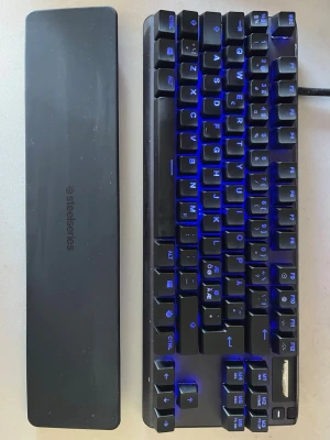 Steelseries Keyboard apex pro tkl gen 3 - Säljer detta apex tangentbord som jag använde en gång för jag gillade inte hur den kändes så den är helt enkelt ny. Man kan ladda ner en app på dator då man kan anpassa tangentbordet så att man själv tycker om det. Handelsstäder åker med och pris kan diskuteras vid snabb affär 