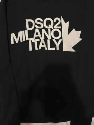 Svart sweatshirt från Dsquared2 - Äkta!! Dsquard2 sweatshirt knappast använd säljer den för den kommer inte till någon användning skicka dm vid intresse pris kan alltid diskuteras!