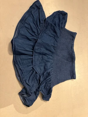 Mörkblå jeans färgad volang kjol - En mörkblå kjol med jeans mönster men tyg material. Svea volanger och från H&M i storlek xs. Aldrig använt så därför i ny skick