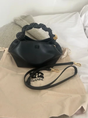 Ganni väska  - Super fin Ganni väska i nyskick. Använd någon enstaka gång men annars i nyskick. Dust bag tillkommer. Nypris 4295:-♥️