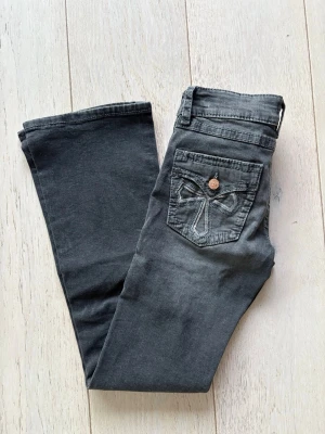 Svarta bootcut jeans med broderi - Slutsålda lågmidjade bootcut jeans från Gina Young med coola fickor. Storlek 158, men passar även xs. Aldrig använda, endast provade💕
