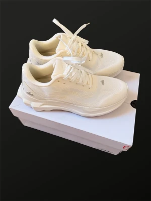 ALO Runner Shoes, storlek 41 - Säljer ett par stilrena ALO Runner Shoes i helvit färg. En clean och modern sneaker som passar både till vardags, träning och en mer avslappnad outfit.  Skorna är i fint skick och säljs tillsammans med originalkartong.  Storlek: 41 Färg: Vit Modell: ALO Runner Skick: Fint skick Originalkartong: Ja  Detaljer: • Helvit design • Lätt och sportig modell • Bekväm passform • Stilren ALO-logga • Originalkartong ingår