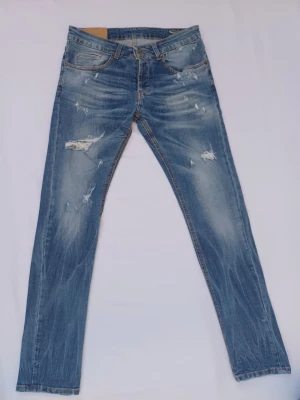Dondup George jeans  - Dondup George jeans väldigt eftertraktat och populärt. Ny pris=4000kr, vårt pris=799kr.              (Originela slitningar från fabriken)