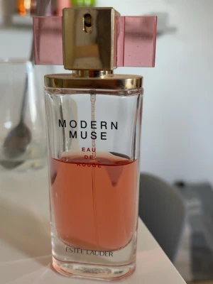 Modern Muse Eau de Rouge parfym - Säljer min Estée Lauder Modern Muse Eau de Rouge. Det är mer än hälften kvar i flaskan. Har en god doft och håller länge!