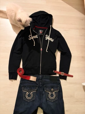 Svart hoodie från sweet years - Säljer den här fina hoodien som jag inte direkt använder pga av att den är lite tight på mig. Står M men skulle säga att den är S på mig som är 171 o ungefär 59kg 