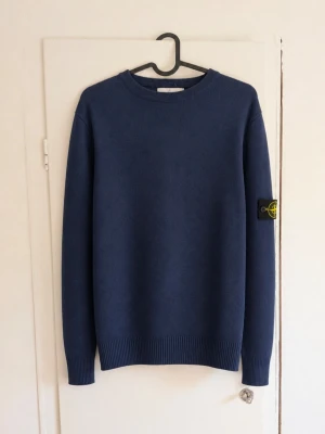 Stone Island Crewneck Navy – Strl L 🧭 - Klassisk Stone Island crewneck i mörkblå/navy färg. Stilren modell med rund hals, ribbade muddar och den ikoniska avtagbara Stone Island-badgen på ärmen. Storlek: L Färg: Navy / mörkblå Skick: Fint begagnat skick med normalt bruksslitage och lite ludd, se bilder. Passform: Klassisk crewneck-passform Säljs då den inte kommer till användning längre. Hör gärna av dig vid frågor eller om du vill ha mått! 📏