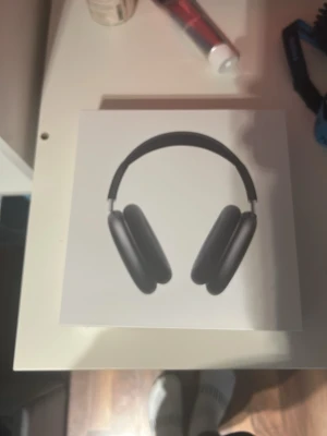 Apple AirPods Max hörlurar svart - Snygga och moderna Apple AirPods Max i svart med over-ear design. Tillverkade i metall och mjukt material för maximal komfort och stilren look. Perfekta för musik, gaming eller film med grym ljudkvalitet och ikonisk Apple-design.