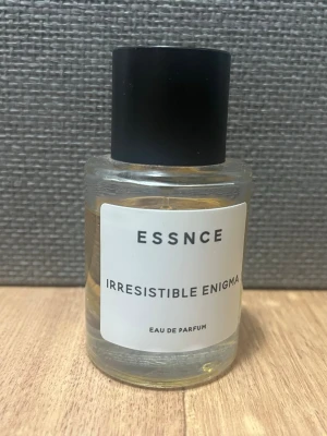 Essnce - Irresistible enigma 50 ml - Se bild för hur mycket som är kvar :).             original pris: 360kr