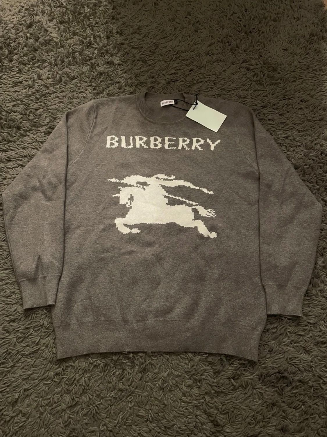 Grå stickad tröja från Burberry
