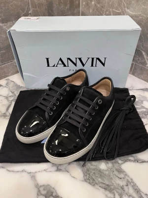 Lanvin cap toe - Lanvins i topp skick. Storleken är Uk6 vilket passar en eu 40. Skorna kommer med äkthetsgaranti och allt på bilden. 