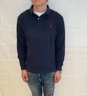 Polo Ralph Lauren Polo Long Sleeve Blue Men's - Marin långärmad herrskjorta i bomull, begagnad i mycket gott skick.
