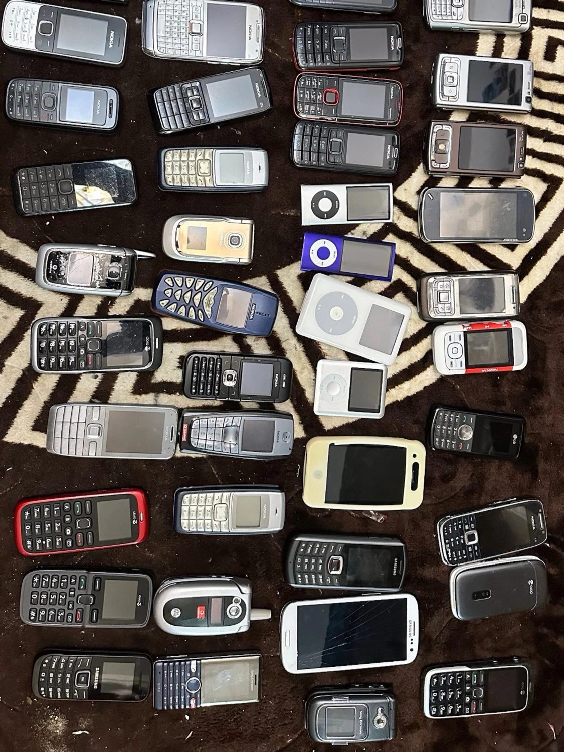 Samling av äldre 51 mobiltelefoner  - 1