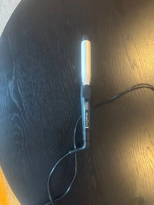 Locktång från Remington svart/silver - Säljer en locktång från Remington i svart och silver med digital display och sladd. Perfekt för att fixa snygga lockar snabbt. Passar till dig som vill ha ett enkelt stylingverktyg hemma. Ansluts med vanlig stickkontakt.