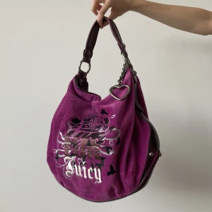 Juicy couture väska - Helt otrolig väska från juicy couture🧚‍♀️⭐️fint skick!!! Känns nästan oanvänd. Skriv för bild på insidan. Mått: ca 35x28 cm. Endast frakt 🎀 använd gärna köp-nu ⭐️ om den inte är markerad sålt finns den kvar🥀