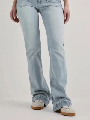 Super low heart pocket bootcut jeans short Light blue - Selger ett par pene lyse blå jeans fra Nelly. Jeansen er short og jeg som 167cm synes buksene er i en grei lengde.  Jeansen er pent og lite brukt, selges pågrunn jeg ikke har brukt de mye.