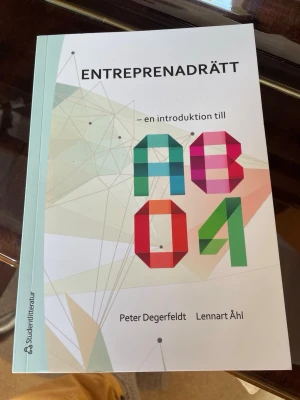 Entreprenadrätt – en introduktion till AB 04 - Kursbok i entreprenadrätt som ger en tydlig introduktion till AB 04. Författare är Peter Degerfeldt och Lennart Åhl. Utgiven av Studentlitteratur 2020. 