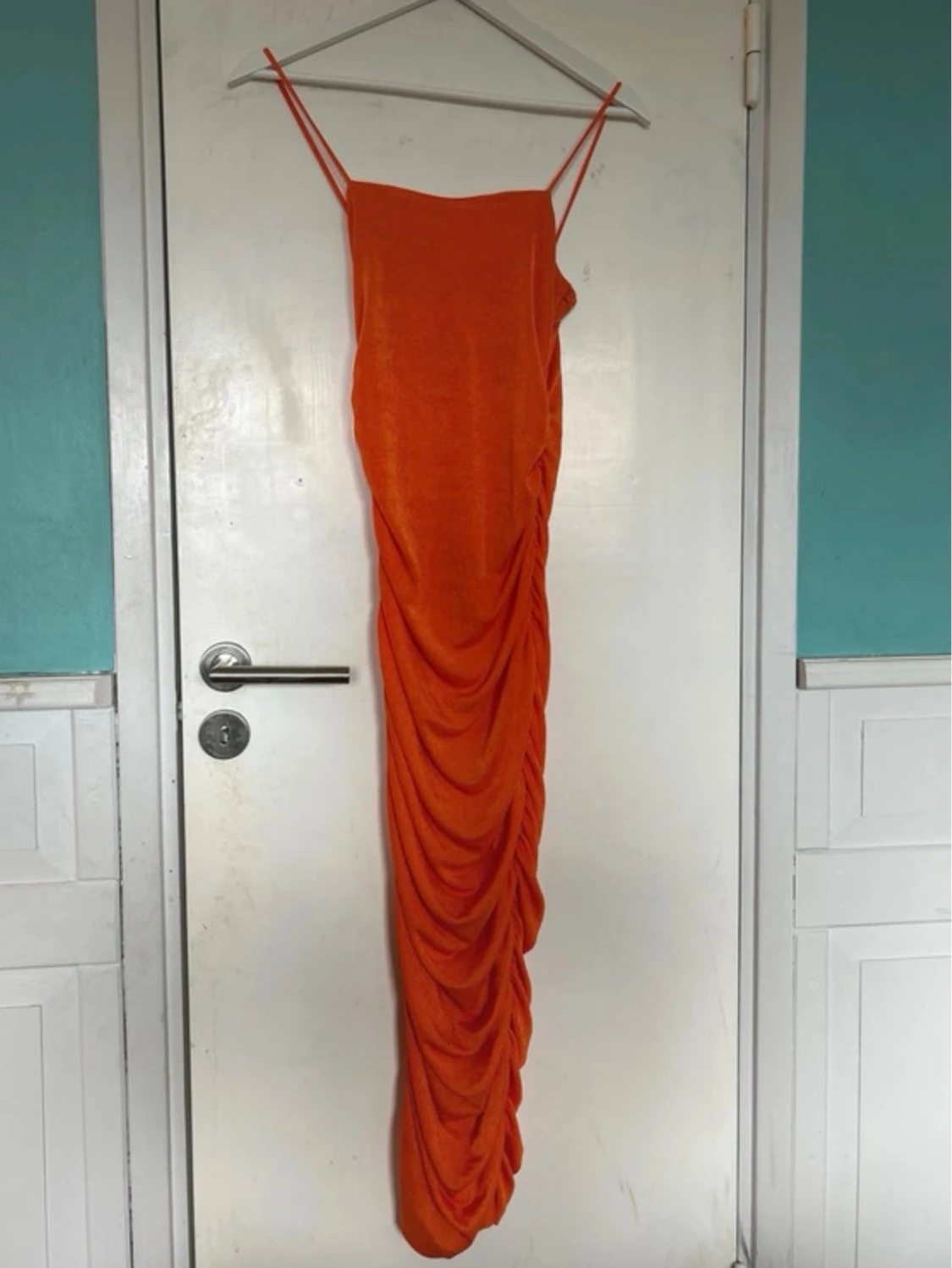 Orange långklänning med drapering