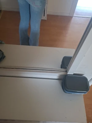 Ljusblå bootcut jeans - Säljer ett par ljusblå bootcut jeans med klassisk femficksdesign. Jeansen har en lätt utsvängd passform nertill och är tillverkade i denim. Perfekta för dig som gillar en avslappnad men ändå trendig look.