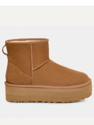 Bruna UGGs med platåsula - Ett par mini plata Uggs i str 36/37 som jag säljer då dom inte passar längre. Nypris 2500kr som jag köpte i Uggs butiken. Kp för fler bilder eller frågor. Kan posta dagen dom köps och pris är diskuterkbart 💗