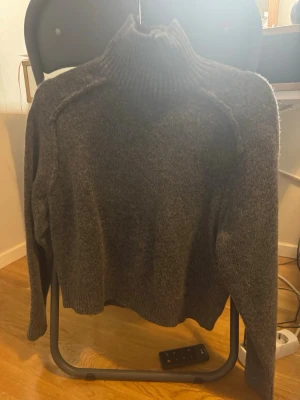 Stickad polo  - Stickad tröja med polo krage från hm, knappt använt. Storlek xs
