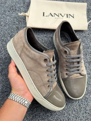 Lanvin uk8 grå - Säljer dessa sjukt feta lanvins! | Size uk8/42, passar även 43 | skick 9/10 skorna är i extremt bra skick, inga defekter | dustbag ingår | nypris 5200kr | kan gå ner i pris vid snabb affär | hör av dig vid minsta fundering🤩