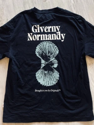 T-shirt med ryggtryck - Säljer en svart ”Originals” t-shirt från Jack&Jones med stort ryggtryck. T-shirten är oversized i storleksmoddel och är perfekt för dig som gillar streetwear. Använd en gång. 