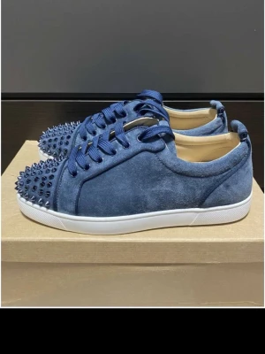 Christian Louboutin  - Hej! Säljer mina Christian Louboutin, använda en gång så riktigt bra skick, kvitto medföljer vid köpet, får med skopåse samt kartongen 