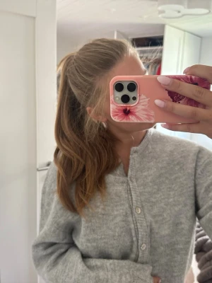 Ljusgrå stickad kofta - Gina Tricot - Garderob utrensning! Säljer billigt för att jag gärna vill bli av med det snabbt 💕 inga skador,hål eller fläckar på tröjan! Säljer pga att den inte används! 