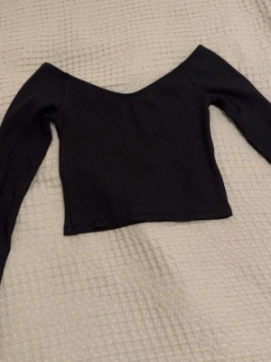 Blandat - Såå fin långärmad offshoulder tröja och en topp!! 🩷  Den första är i storlek S köpt på Bershka.  Toppen är köpt på H&M i storlek S.  Sista långärmade tröjan är lite större och ganska stretchig i storlek XS.