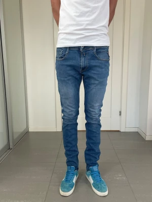 Replay Anbass Jeans   - Säljer nu dessa Replay Anbass Jeans, W32 o L32 med mått ca 38,5-39 o 106 cm. skriv för fler bilder/frågor🙌🏼