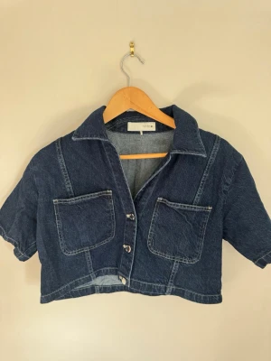Jeans topp - Cropped jeans topp. Så är snygg till matchande jeans. Använd fåtal gånger 💝