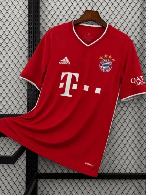 Röd Bayern München Alphonso davies matchtröja Adidas - Säljer en röd FC Bayern München matchtröja från Adidas med vita detaljer och klubbmärke på bröstet. Tröjan har V-ringning, vita ränder på sidorna och sponsorer tryckta fram och på ärmen. Perfekt för fotbollsfans som vill stötta sitt lag.