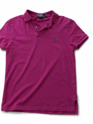 Rosa pikétröja från Polo Ralph Lauren - Säljer en klassisk rosa pikétröja från Polo Ralph Lauren i bomull. Tröjan har korta ärmar, krage och knappar vid halsen samt den ikoniska loggan broderad på bröstet. Perfekt för en avslappnad och stilren look.