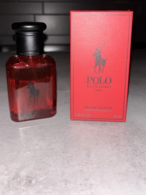 Ralph Lauren Polo Red EDT 40 ml - Säljer min Ralph Lauren Polo Red Eau de Toilette, 40 ml.  🍒 Använd endast ett fåtal gånger och är fortfarande inprincip full 📦 Originalkartong medföljer ✨ Fint skick, inga skador eller liknande  Säljes då den inte kommer till användning. Säljer för 299kr men pris kan diskuteras