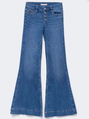 Blå utsvängda jeans  - Blå boot cut jeans med fyra knappar från Gina Tricot, endast tvättade, ej använda😇😇 säljer då dem är förstora för mig