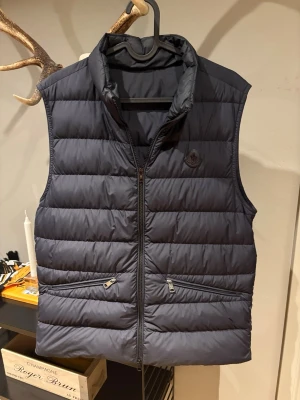 Mörkblå Moncler väst - Mörkblå Moncler väst. Jättebra skick. Köptes på nk 2025. Nypris ca 9500kr. Storlek 3 som motsvarar M/L.