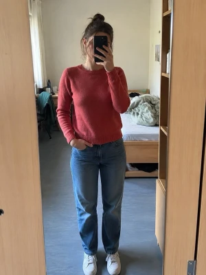 La Redoute tröja med angora & ull strl 34/36 - Fin stickad tröja från La Redoute Création i varm korall/rödrosa färg. Klassisk modell med rund hals och ribbade kanter. Mjuk och skön kvalitet med 30% angora och 10% ull. Storlek 34/36. Fint begagnat skick. Se bilder för passform och skick.