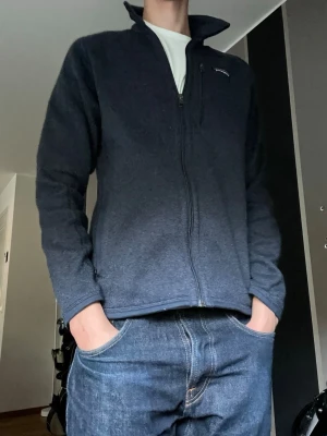 Mörkblå  Patagonia fleece - Mörkblå fleece från Patagonia i S. Hör av dig vid funderingar.
