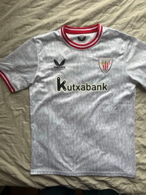 Athletic Bilbao matchtröja - Säljer denna feta fotbolls tröja för ett bra pris. Skicket är i princip helt nytt då jag endast använt den vid ett tillfälle. Nypris 899 mitt pris 350