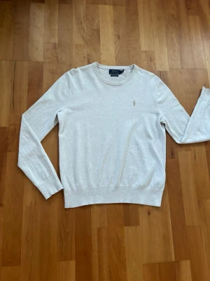 Ljusbeige tröja från Polo Ralph Lauren - Xs passar någon som är 156-168 ungefär. Skicket är väldigt bra. Pris kan diskuteras!!!