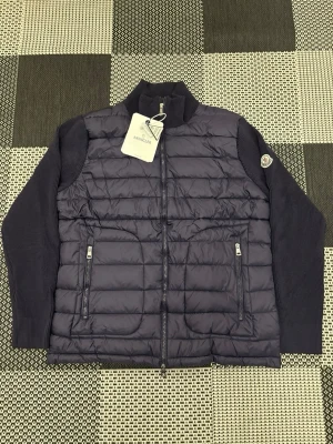 Mörkblå moncler cardigan jacka - Storlek S-M skriv gärna vid intresse 