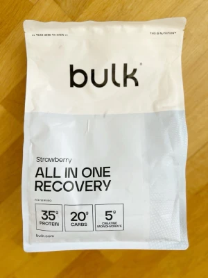 Bulk All In One Recovery Jordgubb - Nypris 999kr! Stor påse med Bulk All In One Recovery i smaken jordgubb. Innehåller 2,5 kg pulver med 35g protein, 20g kolhydrater och 5g kreatin per portion. Perfekt som återhämtningsdryck efter träning. Vit och silverfärgad förpackning.