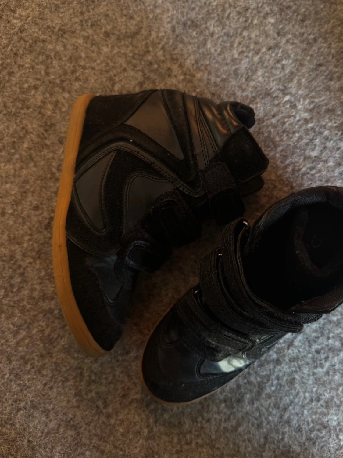 Svarta sneakers med kardborre och kilklack - 1