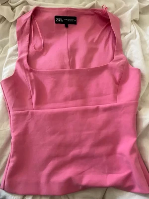 Rosa topp från Zara - Snygg rosa linnetopp från Zara med fyrkantig urringning och breda axelband. Toppen har en figurnära passform och är tillverkad i ett mjukt material som passar perfekt till sommaren. Enkel och stilren design som är lätt att matcha💓