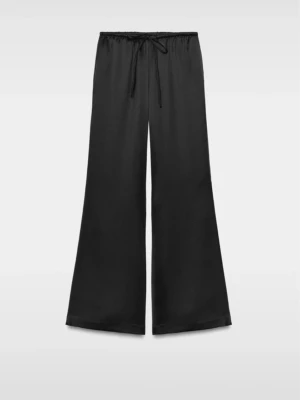 Satin byxor Zara - Skit snygga o sköna satin byxor. Köpt på Vinted helt oanvänd då, jag har använt de två ggr, finns inga defekter. Något stora på mig, passar något som är längre än 165💕Tryck gärna på köp nu, vill bli av med fort