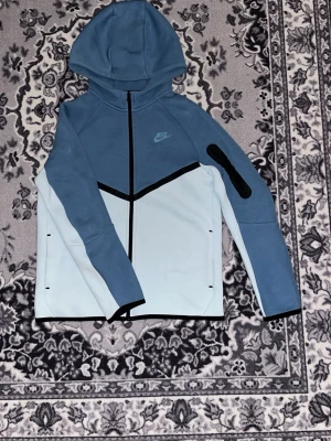 Nike tech fleece - En nike tech fleece tröja i mycket fin färg. Den är knappt använd 