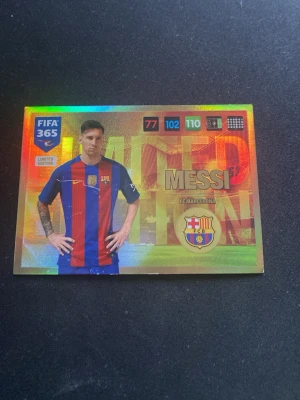 FIFA 365 Messi Limited Edition kort - Säljer ett FIFA 365 Limited Edition samlarkort med Messi från FC Barcelona. Kortet har holografisk yta och visar Messi i Barcelonas blå och röda matchtröja. Perfekt för dig som samlar på fotbollskort eller gillar Panini.