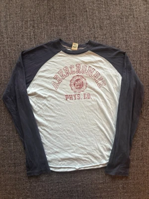 Abercrombie & fitch longlseeve ~ sällsynt  - Säljer nu denna sjukt snygga Superdry longsleeven | st M ~ 175–185cm | små hål som knappt syns, annars i fint skick | passar perfekt nu till kyligare dagar! Modellen produceras inte längre och är därav väldigt sällsynt. Kan även gå ner lite i pris vid snabb affär🍁🫶